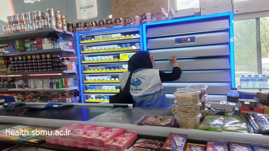 کارشناس بهداشت محیط در حال بازرسی اماکن دخانیات 